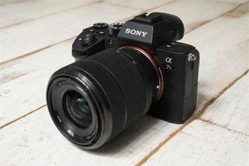 =3. Sony A7R III (100 điểm).