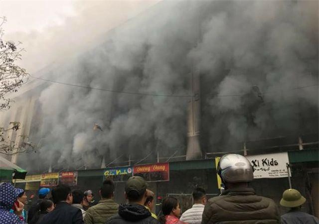Bắc Ninh: Cháy lớn tại trung tâm thương mại, tiểu thương hoảng loạn sơ tán tài sản