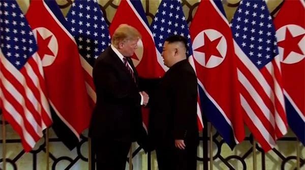 Tổng thống Mỹ Donald Trump và Chủ tịch Triều Tiên Kim Jong-un bắt tay nhau tại Khách sạn Metropole Hà Nội. 
