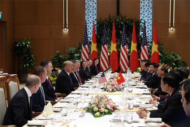 Tổng thống Trump được thiết đãi chả cá, nem cuốn trong bữa trưa với Thủ tướng Nguyễn Xuân Phúc