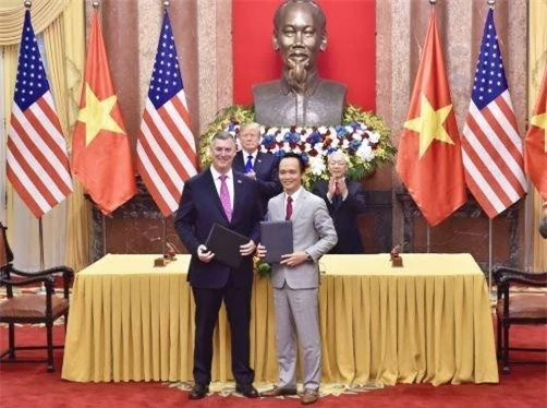 Ông Trịnh Văn Quyết - Chủ tịch Tập đoàn FLC, đơn vị sở hữu Bamboo Airways và Phó Chủ tịch Tập đoàn Boeing Kevin McAllister tại lễ ký kết. (Ảnh: FLC)