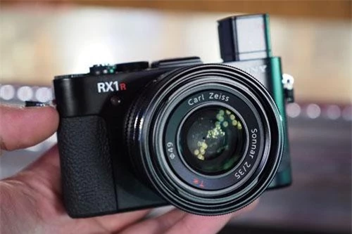 =6. Sony Cyber-shot DSC-RX1R II (97 điểm).