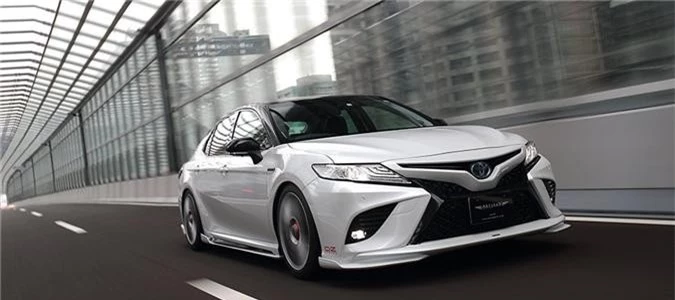 Toyota Camry 2019 bản độ Artisan Spirits: Đẹp và đậm chất Lexus. Dưới bàn tay của hãng độ Nhật Bản Artisan Spirits, Toyota Camry thế hệ mới vốn đã gây ấn tượng nhờ sở hữu vẻ ngoài tươi mới hơn so với phiên bản tiền nhiệm, lại tiếp tục được “lột xác” theo phong cách sang trọng và mang đậm chất thể thao, đẳng cấp của Lexus. (CHI TIẾT)