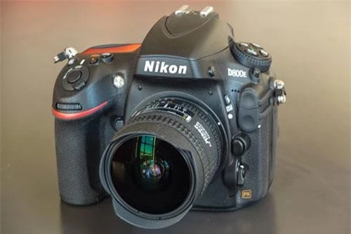 =8. Nikon D800E (96 điểm).