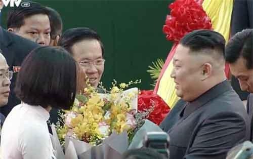 Chân dung 2 nữ sinh tặng hoa Chủ tịch Kim Jong-un và Tổng thống Donal Trump