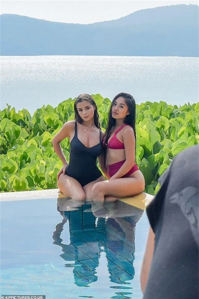 Demi Rose bốc lửa bên bể bơi - 6