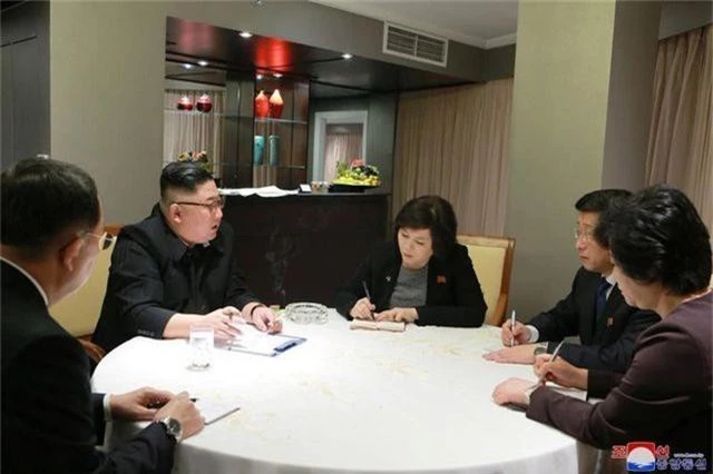 Ông Kim Jong-un họp chiến lược ngay khi đến Hà Nội - 1