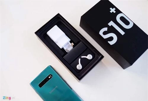 Hộp đựng, thân máy và các phụ kiện của Samsung Galaxy S10 Plus.