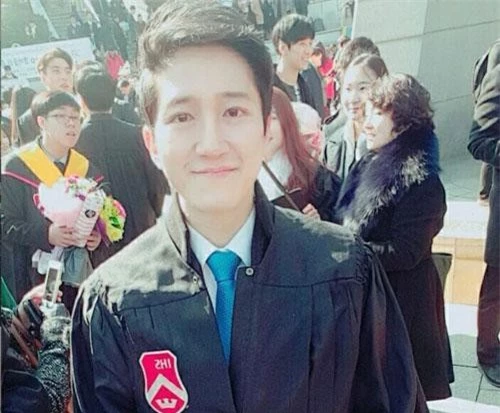 Hình ảnh về lễ tốt nghiệp của Baek.