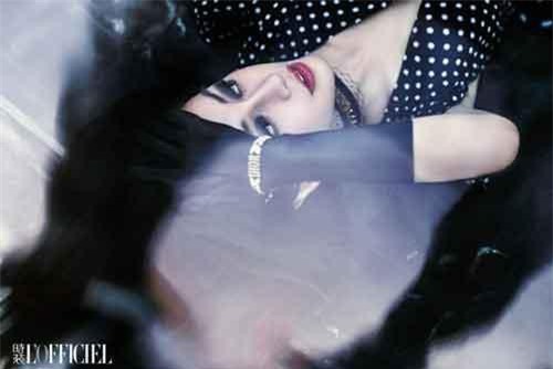 Angelababy giữ tiền mừng tuổi cho con trai