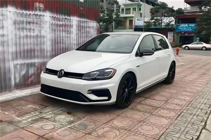 Ngắm Volkswagen Golf R tiền tỷ hoàn toàn mới vừa về Việt Nam. Volkswagen Golf R đời mới nhất chưa được phân phối chính hãng tại Việt Nam, mới đây đã bất ngờ xuất hiện tại Hà Nội. Xe được một công ty nhập khẩu xe tư nhân đã đưa về nước. (CHI TIẾT)