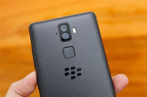 Trên tay smartphone BlackBerry camera kép, pin 4.000 mAh, giá 7,99 triệu ở Việt Nam
