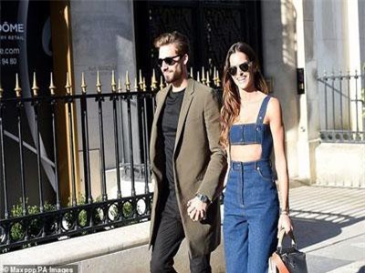 Thiên thần nội y gợi cảm ra phố cùng bạn trai kém 6 tuổi