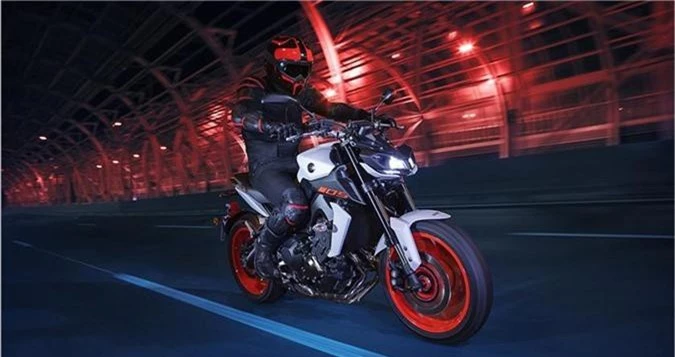 Yamaha MT-09 2019 - đối thủ của Ducati Monster và Kawasaki Z900 trình làng. Thay đổi duy nhất trong phiên bản năm 2019 của MT-09 là bổ sung tùy chọn màu. Cụ thể, ngoài hai bản màu Yamaha Blu và Tech Black, thì nay MT-09 có thêm màu Night Fluo. (CHI TIẾT)