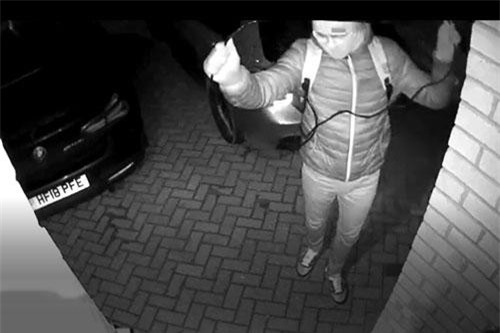 CLIP HOT (27/2): Báo hoa mai đoạt mạng mèo rừng trong 'tích tắc', cuỗm xe BMW M140i trong vòng 30 giây