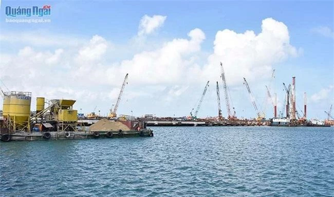 Thép Hòa Phát Dung Quất được nhận chìm 15 triệu m3 vật chất khi nạo vét cảng (Ảnh: Báo Quảng Ngãi)