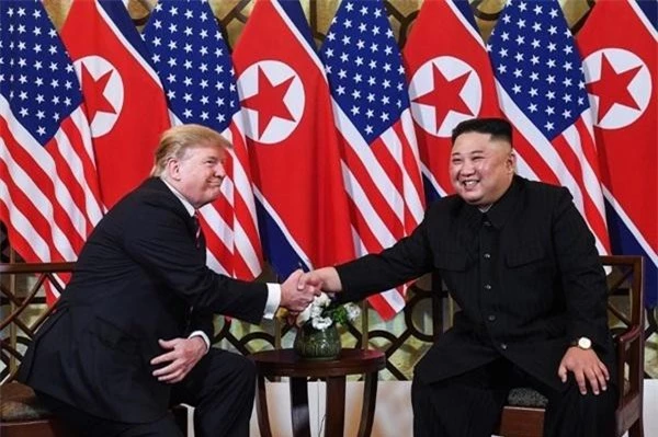 Hai nhà lãnh đạo tươi cười tại cuộc gặp. 