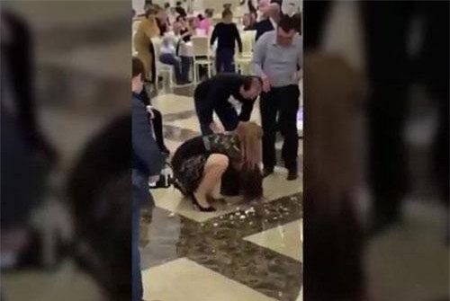 CLIP HOT (28/2): Sư tử vô tình giải cứu lợn rừng, hai gái ế vật nhau giành hoa cưới