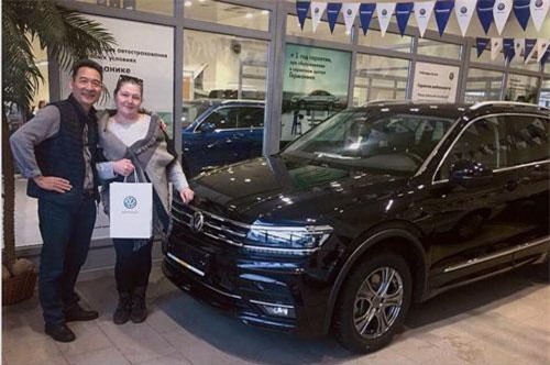 Lâm 'Tây' mua Volkswagen Tiguan tặng bố sau 9 năm lập nghiệp xa nhà