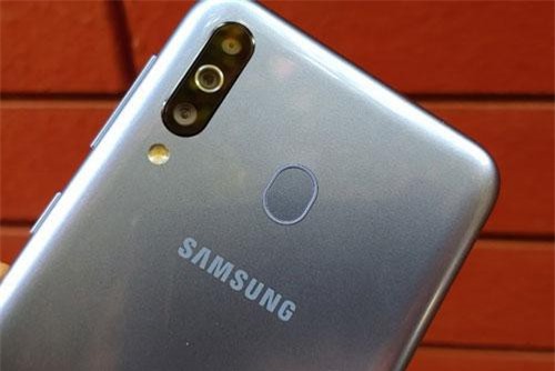 Samsung ra mắt smartphone 3 camera sau, pin 5.000 mAh, giá gần 5 triệu