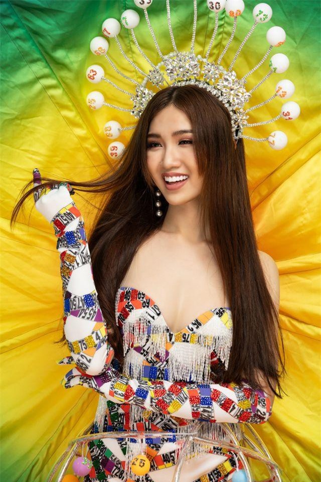 Đỗ Nhật Hà mang trang phục dân tộc lấy ý tưởng “gánh lô tô” đi thi quốc tế