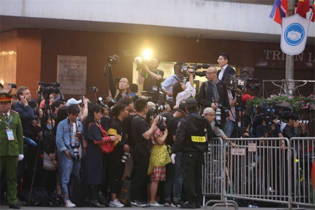 Hàng nghìn phóng viên và cuộc “chạy đua săn tin” chưa từng có ở Hà Nội