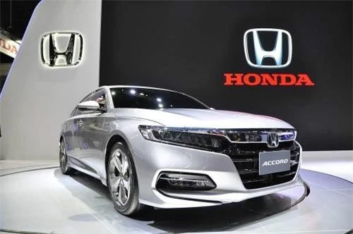 2019 Honda Accord chốt ngày ra mắt với hai phiên bản tùy chọn. Dòng sedan hoàn toàn mới 2019 Honda Accord sẽ được tung ra thị trường Đông Nam Á vào tháng tới với hai tùy chọn động cơ tạo được sự chú ý của người tiêu dùng. (CHI TIẾT)