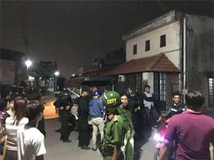 TP.HCM: Hơn chục cảnh sát khống chế người đàn ông cầm hung khí tấn công hai vợ chồng