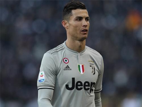 Ronaldo khiến Max Allegri ngồi trên đống lửa