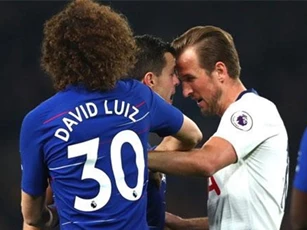 Harry Kane dùng 'thiết đầu công' với hậu vệ Chelsea, có thể lỡ trận Arsenal
