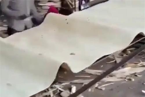 Clip: Cận cảnh chiếc máy biến khúc cây thành mảnh gỗ mỏng như giấy