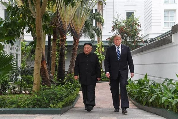 Tổng thống Trump và Chủ tịch Kim chỉ đi dạo trong sân của khách sạn Metropole sau cuộc gặp sáng 28/02. 