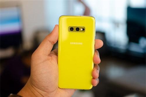 Mở hộp Samsung Galaxy S10e giá 15,99 triệu ở Việt Nam