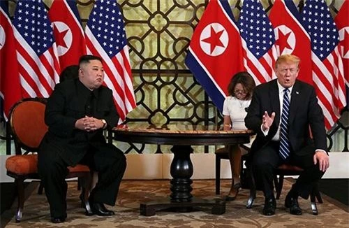 Chủ tịch Triều Tiên Kim Jong-un và Tổng thống Mỹ Donald Trump tại cuộc gặp sáng 28/02 ở Hà Nội.