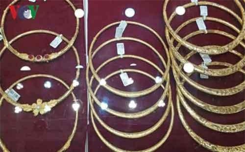 Giá vàng thế giới giảm mạnh, thấp hơn vàng SJC 80.000 đồng/lượng