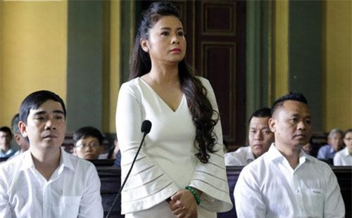 Vụ ly hôn vợ chồng chủ Trung Nguyên có nên xử kín?