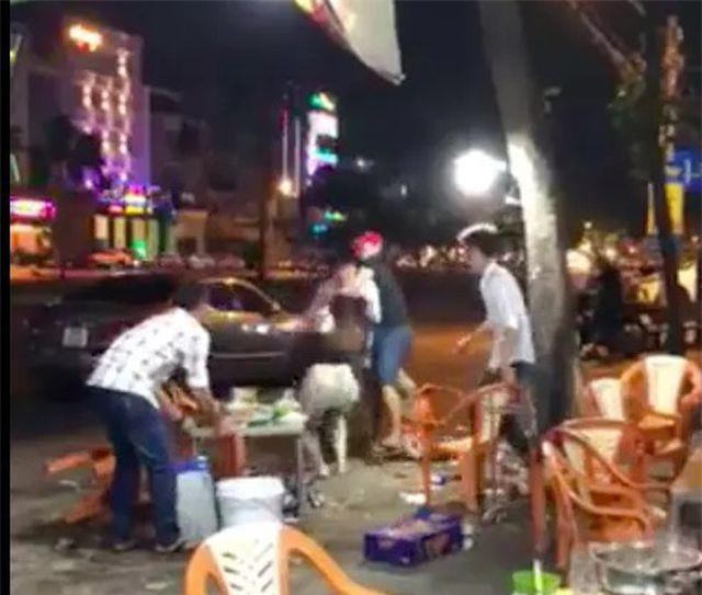 Clip: Nam thanh niên ném ly vào mặt, đánh bạn gái vì bị chia tay gây phẫn nộ