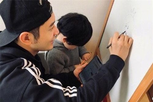 Chỉ với một bức ảnh, Huỳnh Hiểu Minh đập tan tin đồn hôn nhân rạn nứt