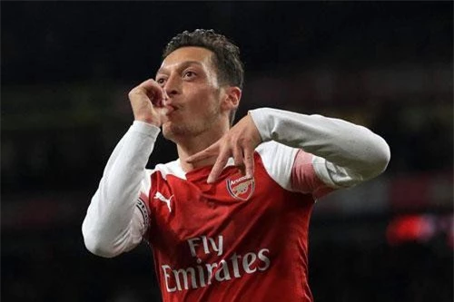 Tiền vệ tấn công: Mesut Ozil (Arsenal).
