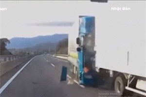 CLIP: Xe tải gây tai nạn kinh hoàng trên cao tốc ở Nhật Bản