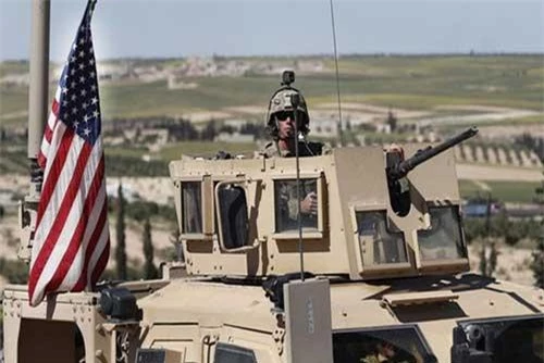 Xe thiết giáp Mỹ tuần tra gần thị trấn Manbij, phía Bắc Syria, vào tháng 4. (Ảnh: AP)