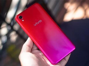 Trên tay smartphone siêu rẻ, pin ‘trâu’ sắp lên kệ ở Việt Nam