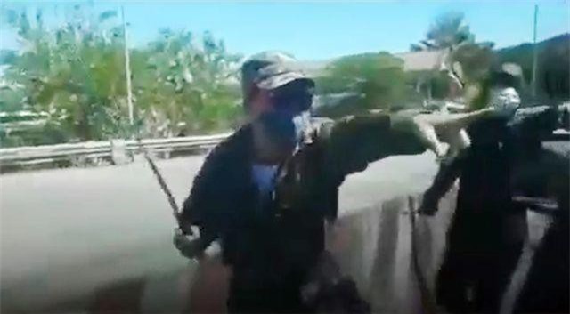 Khởi tố nhóm người bịt mặt đập phá xe ô tô, xịt hơi cay tại trạm thu phí Bắc Hải Vân