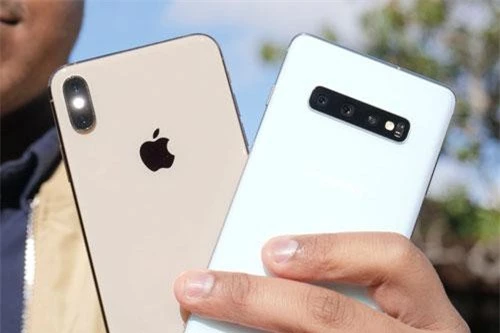 Camera sau của iPhone Xs Max và Samsung Galaxy S10 Plus (phải). 