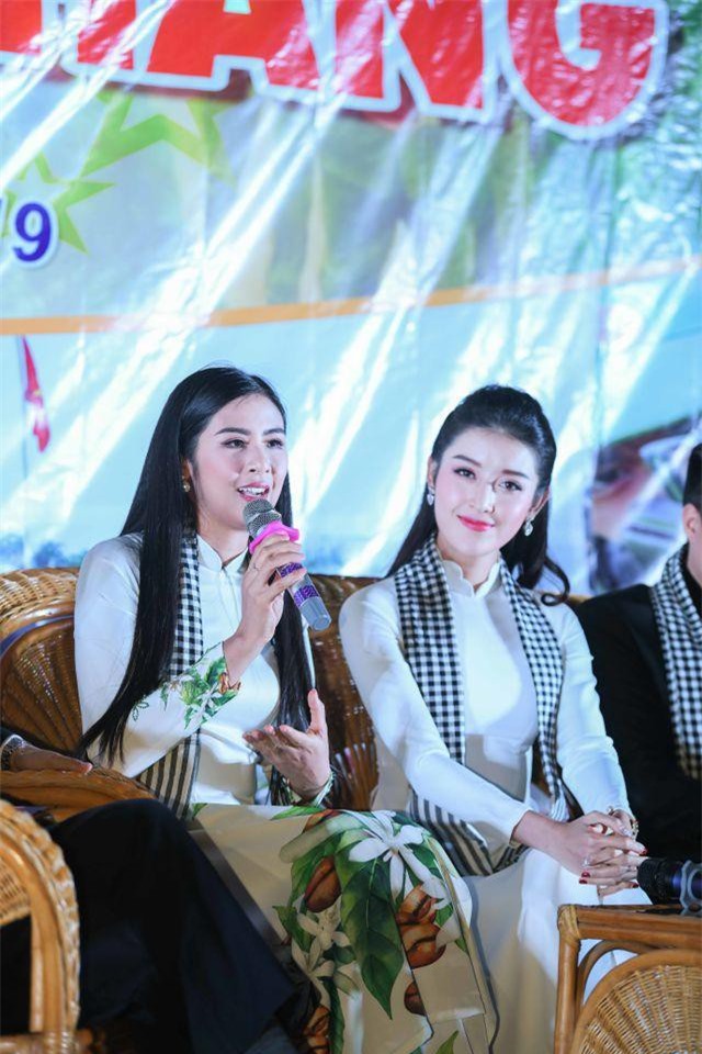 Huyền My, Ngọc Hân trao tặng 10.000 cuốn sách tới các chiến sĩ trẻ Nghệ An