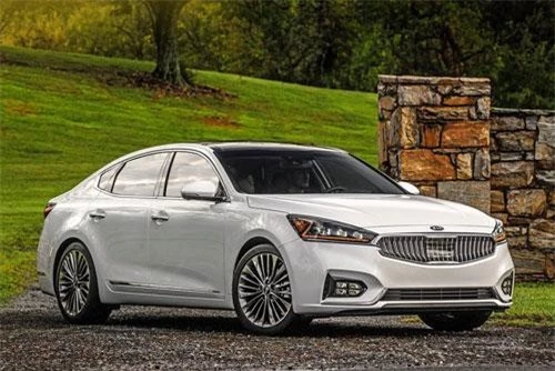 Ngắm Kia Cadenza 2019: Động cơ V6, giá gần 800 triệu. Kia Cadenza 2019 có giá khởi điểm từ 33.100 USD (tương đương 767,60 triệu đồng). Mẫu sedan này sử dụng động cơ V6 dung tích 3,3 lít cho công suất 290 mã lực. (CHI TIẾT)