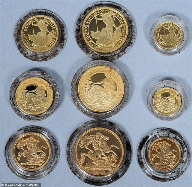 Đang đi dạo bỗng vớ hộp tiền vàng giá gần trăm triệu đồng