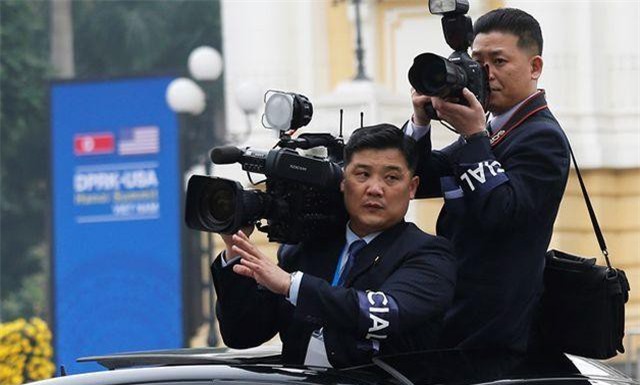 Những phóng viên Triều Tiên kín tiếng theo sát ông Kim Jong-un tại Hà Nội