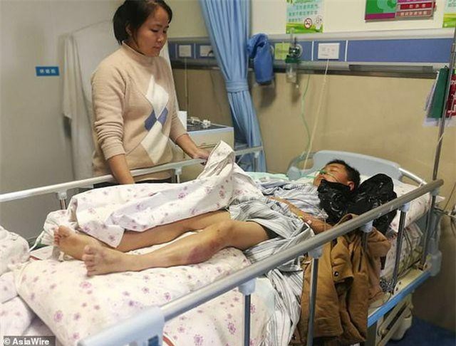 CLIP: Rơi từ tầng 5 xuống đất, bé trai vẫn ngồi dậy như thường