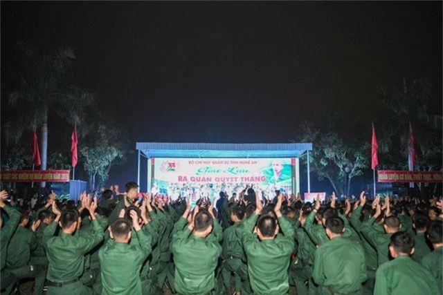 Huyền My, Ngọc Hân trao tặng 10.000 cuốn sách tới các chiến sĩ trẻ Nghệ An - 7